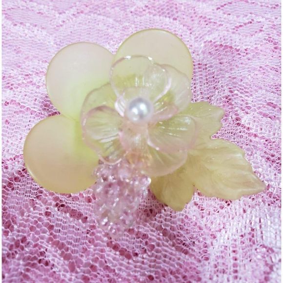 Vintage Jewelry - Vintage Lucite Costume Jewelry Pin